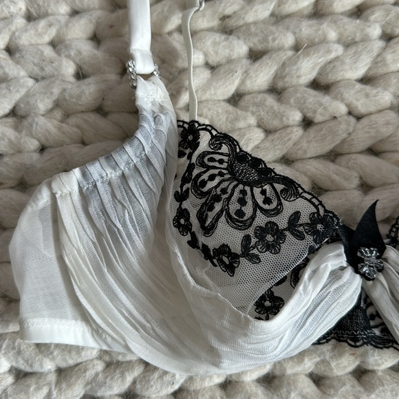 Victoria Secret Designer Collection Bra size 34B - Picture 2 of 6